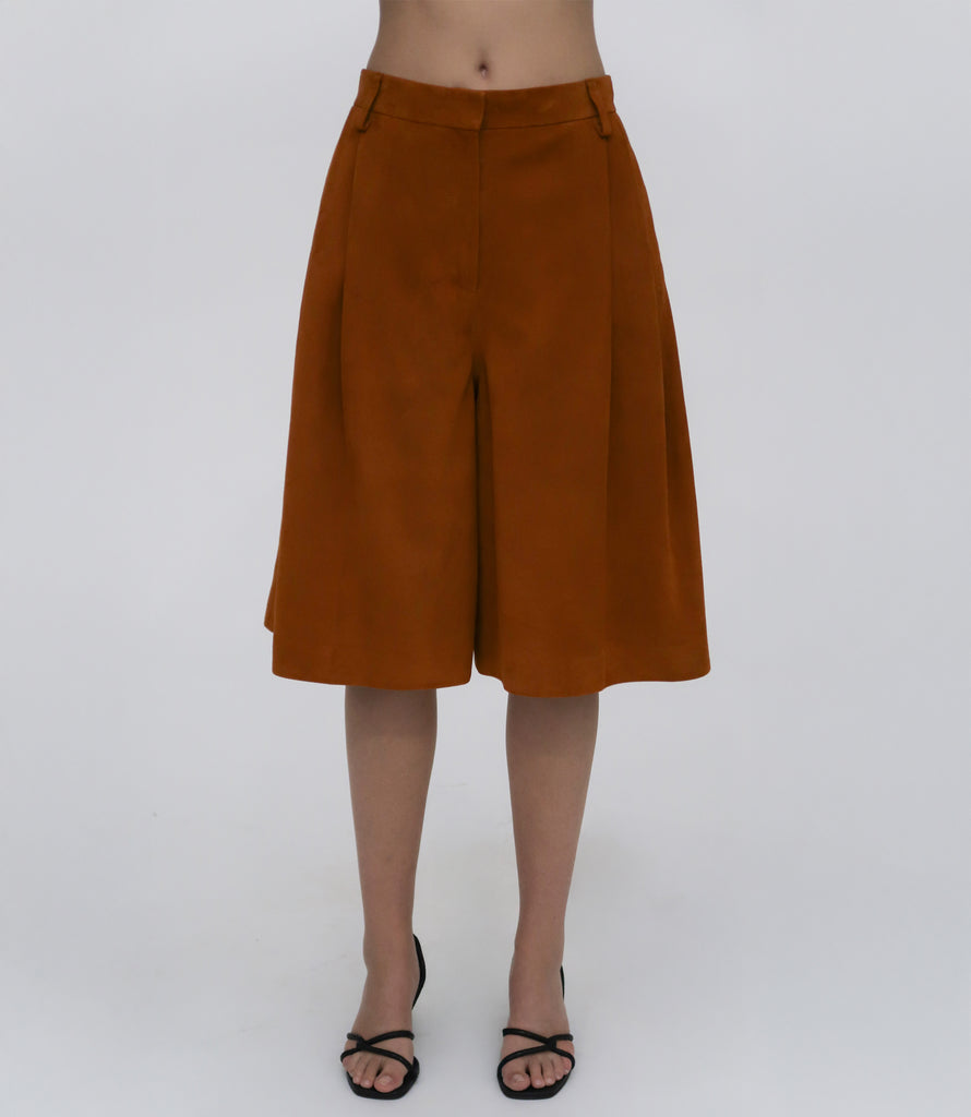 WIDE PLEAT FRONT SHORT - SUEDE