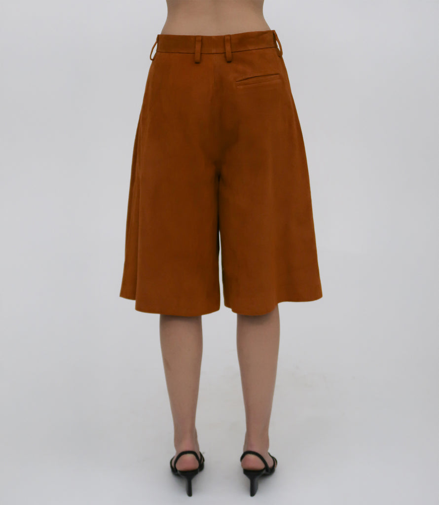 WIDE PLEAT FRONT SHORT - SUEDE